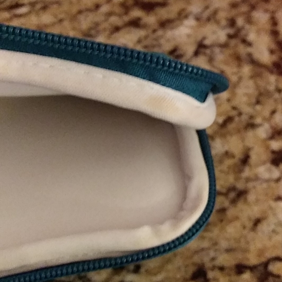 729 Belkin Universal Pleated Sleeve for 8in Tablet - Picture 5 of 6